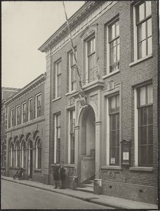 0557 Tweede gemeentehuis,1881-1939; links Politiebureau, Boterwaag